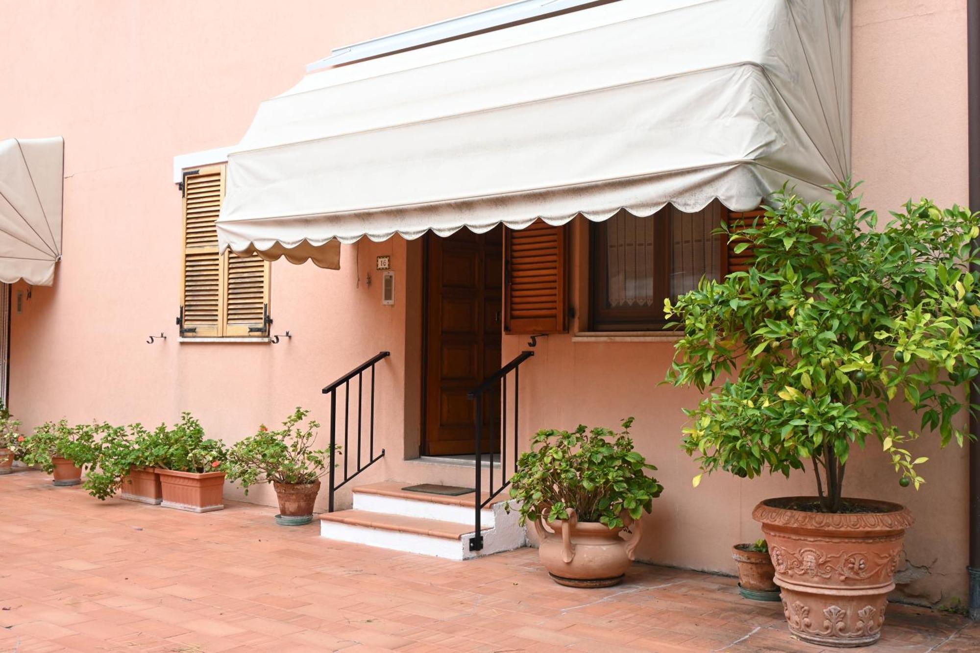 N080 - Numana, Bilocale Con Terrazzo In Centro Daire Sirolo Dış mekan fotoğraf